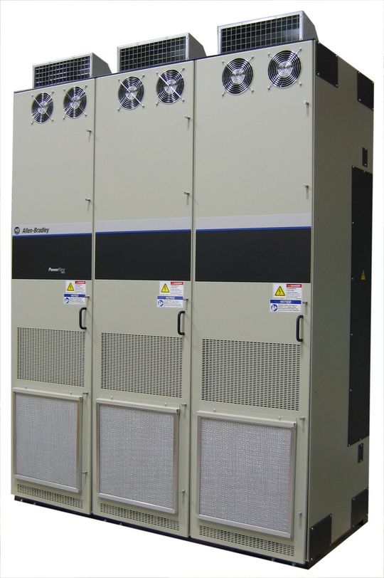 Der neue Hochleistungs-Antrieb bietet die Applikationsflexibilität der PowerFlex750-Serie und gibt der Schwerindustrie dadurch eine neue Option für die erweiterte Leistungsregelung in die Hand. Der neue Hochleistungs-Antrieb bietet die Applikationsflexibilität der PowerFlex750-Serie und gibt der Schwerindustrie dadurch eine neue Option für die erweiterte Leistungsregelung in die Hand.