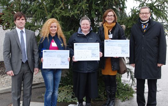 Bei der Spendenübergabe (von links): Patrick Eitel (Röhm Marketing), Lamia Friedel (Radio 7), Schwester Maria Elisabeth (Kinderheim St. Clara), Brigitte Waltl-Jensen (Kinderhospiz St. Nikolaus) und Röhm-Geschäftsführer Dr.-Ing. Michael Fried. Bei der Spendenübergabe (von links): Patrick Eitel (Röhm Marketing), Lamia Friedel (Radio 7), Schwester Maria Elisabeth (Kinderheim St. Clara), Brigitte Waltl-Jensen (Kinderhospiz St. Nikolaus) und Röhm-Geschäftsführer Dr.-Ing. Michael Fried.