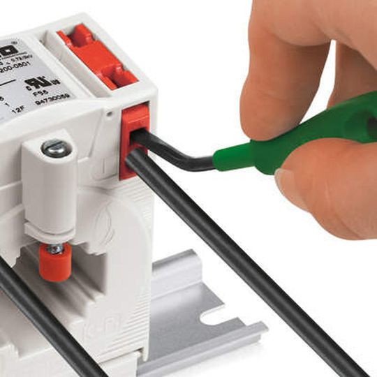 Schraubenloser Leiteranschluss: Die Aufsteck-Stromwandler der Serie 855 sind mit der Cage-Clamp-Anschlusstechnik ausgestattet. Schraubenloser Leiteranschluss: Die Aufsteck-Stromwandler der Serie 855 sind mit der Cage-Clamp-Anschlusstechnik ausgestattet.