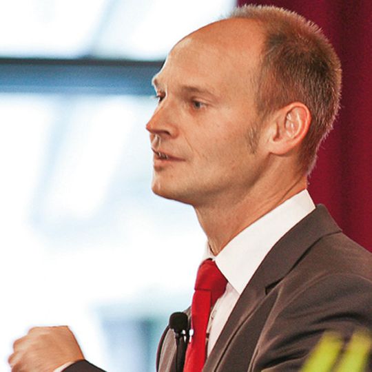 Jon Abele, Partner und Leiter des Segments öffentliche Auftraggeber bei BearingPoint eröffnete den Kongress und zeigte auf, wie wichtig eine innovative Verwaltung als Standortfaktor ist. Jon Abele, Partner und Leiter des Segments öffentliche Auftraggeber bei BearingPoint eröffnete den Kongress und zeigte auf, wie wichtig eine innovative Verwaltung als Standortfaktor ist.