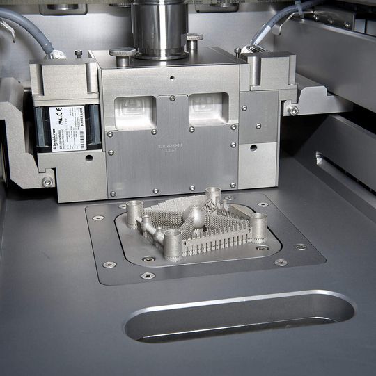 Die generative Strahlschmelzanlage SLM 500 HL in Aktion. Die generative Strahlschmelzanlage SLM 500 HL in Aktion.