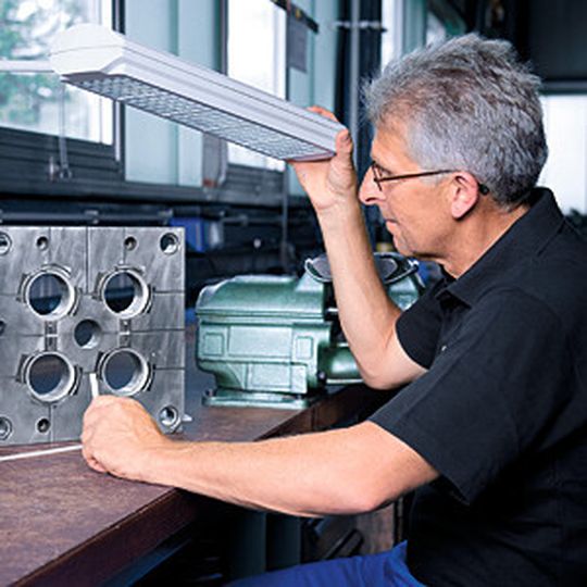 Individuell einstellbare Lichtlösungen kommen dem im Alter zunehmenden Lichtbedarf entgegen.