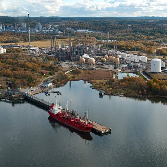 Borealis is going to invest in its plants in Stenungsund, Sweden and Porvoo, Finland. Borealis is going to invest in its plants in Stenungsund, Sweden and Porvoo, Finland.