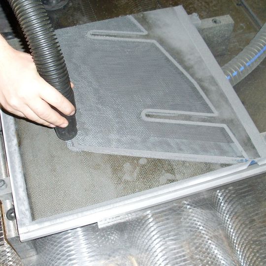 Vakuumtechnik hält die CFK-Platte (500 mm × 350 mm × 3 mm) bei der Plan- und Konturfräsbearbeitung sicher in Position. Vakuumtechnik hält die CFK-Platte (500 mm × 350 mm × 3 mm) bei der Plan- und Konturfräsbearbeitung sicher in Position.