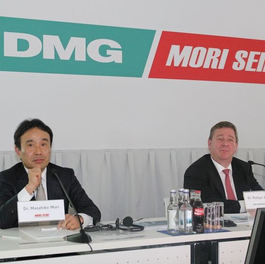 Stellten die weltweiten Pläne von DMG/Mori Seiki für 2013 vor: Dr. Masahiko Mori (links) und Dr. Rüdiger Kapitza. Stellten die weltweiten Pläne von DMG/Mori Seiki für 2013 vor: Dr. Masahiko Mori (links) und Dr. Rüdiger Kapitza.
