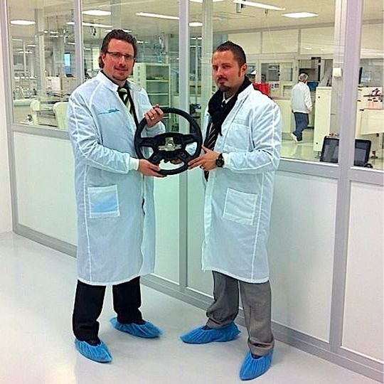 Jochen Würtele, Produktmanager Metallux AG (links) und Deniz Güzelocak, CEO der Munich Technology Group, mit einem Funktionsmodell des Lenkrades mit der „Presence Sensor Technology“. Jochen Würtele, Produktmanager Metallux AG (links) und Deniz Güzelocak, CEO der Munich Technology Group, mit einem Funktionsmodell des Lenkrades mit der „Presence Sensor Technology“.
