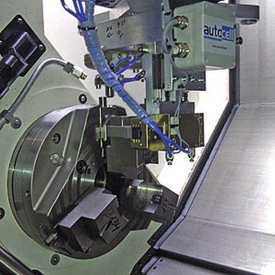 Bild 1: Der automatische Backen- und Werkzeugwechsel ist patentiert und wurde erstmals für die Lidu-Anlage in die Praxis umgesetzt. Bild 1: Der automatische Backen- und Werkzeugwechsel ist patentiert und wurde erstmals für die Lidu-Anlage in die Praxis umgesetzt.