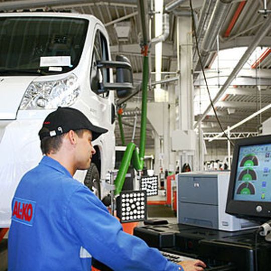 Auf der blauen Kleidung hebt sich das frische Rot des Al-ko-Logos klar ab. Auf der blauen Kleidung hebt sich das frische Rot des Al-ko-Logos klar ab.