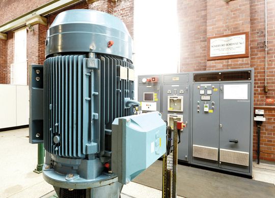Der im Antriebspaket enthaltene ACS850-Frequenzumrichter von ABB verfügt über die direkte Drehmomentregelung (DTC), Flussoptimierung und eine auf den Synchronreluktanzmotor abgestimmte Software. Diese Merkmale führen zu einer erheblichen Effizienzsteigerung motorbetriebener Anwendungen und senken den Energieverbrauch typischerweise um 20 bis 50 Prozent. Jetzt ermöglicht die Motortechnik eine Energieeinsparung um weitere 5 bis möglicherweise 15 Prozent. Der im Antriebspaket enthaltene ACS850-Frequenzumrichter von ABB verfügt über die direkte Drehmomentregelung (DTC), Flussoptimierung und eine auf den Synchronreluktanzmotor abgestimmte Software. Diese Merkmale führen zu einer erheblichen Effizienzsteigerung motorbetriebener Anwendungen und senken den Energieverbrauch typischerweise um 20 bis 50 Prozent. Jetzt ermöglicht die Motortechnik eine Energieeinsparung um weitere 5 bis möglicherweise 15 Prozent.