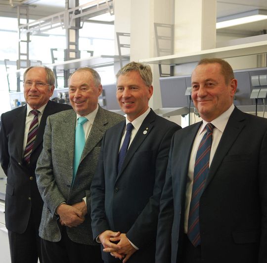 Franz Müller, Beiratsmitglied, Dr. Heinz-Uli Waiblinger, Beiratsvorsitzender, Helmut Hirner, Gesamtgeschäftsführer Waldner-Firmengruppe, Jochen Zeuch, Geschäftsführer Waldner Laboreinrichtungen GmbH & Co.KG (von links nach rechts). Franz Müller, Beiratsmitglied, Dr. Heinz-Uli Waiblinger, Beiratsvorsitzender, Helmut Hirner, Gesamtgeschäftsführer Waldner-Firmengruppe, Jochen Zeuch, Geschäftsführer Waldner Laboreinrichtungen GmbH & Co.KG (von links nach rechts).