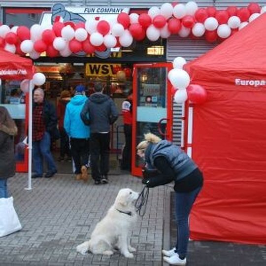 Der neue Mega-Shop von Louis in Würzburg erlebte am vergangenen Wochenende zur Eröffnung einen wahren Kundenansturm. Der neue Mega-Shop von Louis in Würzburg erlebte am vergangenen Wochenende zur Eröffnung einen wahren Kundenansturm.