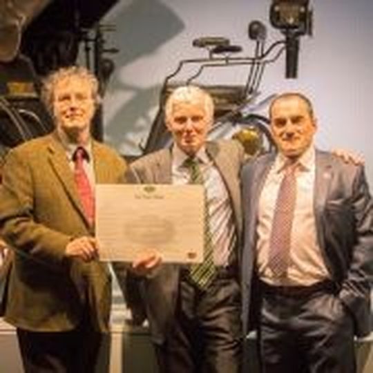 Präsentierten im Mercedes-Museum die Charta von Turin: (v. li.) Thomas Kohler und Horst Brüning (beide FIVA) und Giorgio Andrian (UNESCO). Präsentierten im Mercedes-Museum die Charta von Turin: (v. li.) Thomas Kohler und Horst Brüning (beide FIVA) und Giorgio Andrian (UNESCO).