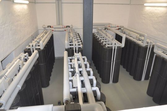 Die insgesamt 496 Zylinder mit Natriumacetat als Speichermedium im Studentenwerk Düsseldorf können latent 4.000 kWh plus sensibel 2000 kWh BHKW-Abwärme abspeichern. Die insgesamt 496 Zylinder mit Natriumacetat als Speichermedium im Studentenwerk Düsseldorf können latent 4.000 kWh plus sensibel 2000 kWh BHKW-Abwärme abspeichern.