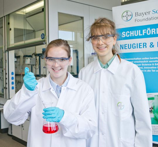 Anne Tillmann und Antje Hölscher – zwei von insgesamt 20 Teilnehmern des NRW-Landesseminars bei Bayer in Leverkusen. Anne Tillmann und Antje Hölscher – zwei von insgesamt 20 Teilnehmern des NRW-Landesseminars bei Bayer in Leverkusen.