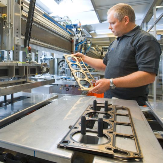 ElringKlinger übernimmt nicht nur das Joint Venture in Südkorea komplett, sondern ist nun auch in Indonesien mit einem Werk vertreten. ElringKlinger übernimmt nicht nur das Joint Venture in Südkorea komplett, sondern ist nun auch in Indonesien mit einem Werk vertreten.