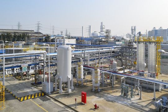 Wacker’s production facility in Ulsan: With a total annual capacity of 90,000 tons VAE dispersion, the plant complex is one of the biggest of its kind in South Korea. Wacker’s production facility in Ulsan: With a total annual capacity of 90,000 tons VAE dispersion, the plant complex is one of the biggest of its kind in South Korea.