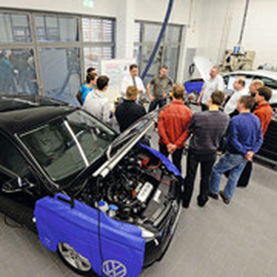 Professionelle Fortbildung: Bis zu 4.000 VW-Servicemitarbeiter pro Jahr können die Trainings im neuen VW-Qualifizierungszentrum in Ludwigsfelde durchlaufen. Professionelle Fortbildung: Bis zu 4.000 VW-Servicemitarbeiter pro Jahr können die Trainings im neuen VW-Qualifizierungszentrum in Ludwigsfelde durchlaufen.