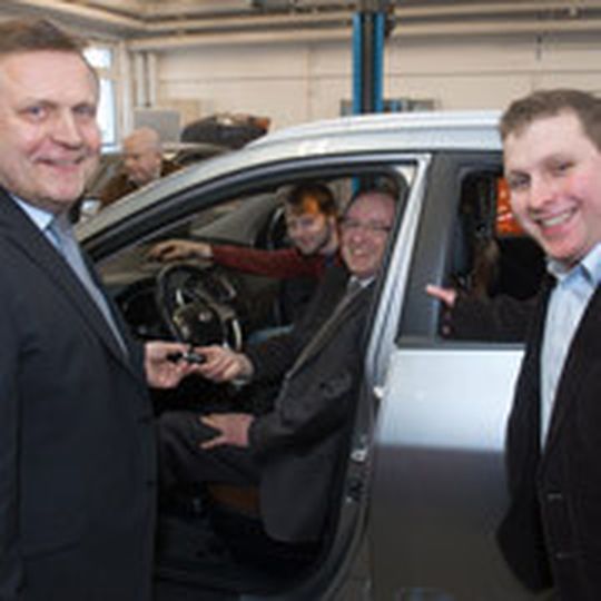 V. li.: Siegfried Balzereit, Hyundai Deutschland, HBZ-Ausbilder Marc Friedrich, HBZ-Geschäftsführer Detlef Helfer und Jan Gentemann.