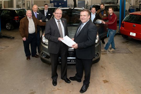 HBZ-Geschäftsführer Detlef Helfer (vorne li.) erhält die offiziellen Unterlagen aus den Händen von Siegfried Balzereit, Regionalleiter Aftersales bei Hyundai (vorne re.). Mit den beiden freuen sich (v.li.): Fritz Gentemann, Ralf Bretschneider und Marc Beckmeier vom HBZ, Jan Gentemann sowie Christian Sprenger und Marc Friedrich vom HBZ.