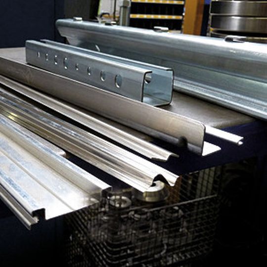 Die Franz Schürholz GmbH in Wickede stellt kaltgewalzte Profile in vielfältiger Geometrie mittels Walzprofilieren her. Die Franz Schürholz GmbH in Wickede stellt kaltgewalzte Profile in vielfältiger Geometrie mittels Walzprofilieren her.