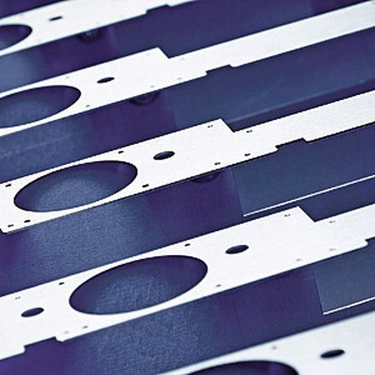 Durch einen hohen Automatisierungsgrad kann SMB Schnekenburger jährlich über 1500 t Feinblech zu Komponenten und Komplettlösungen verarbeiten. Durch einen hohen Automatisierungsgrad kann SMB Schnekenburger jährlich über 1500 t Feinblech zu Komponenten und Komplettlösungen verarbeiten.