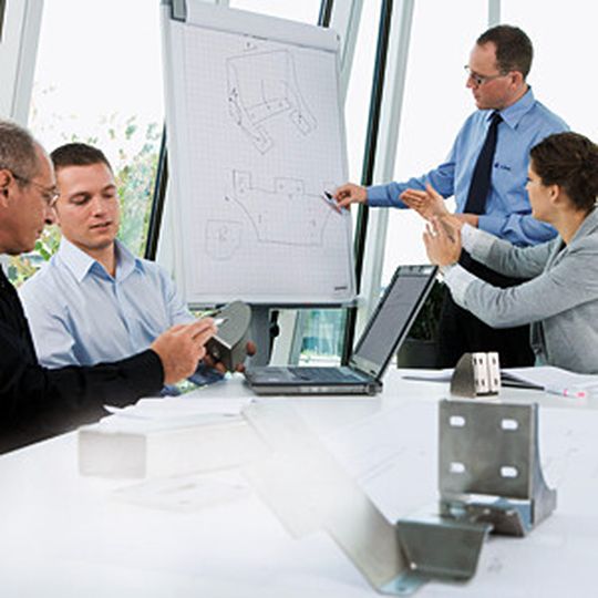 Trumpf bietet unter anderem Seminare, Workshops und Beratungen zur Teilegestaltung mit Blech. Darin entwickeln Experten von Trumpf gemeinsam mit den Kunden optimierte Konstruktionslösungen. Trumpf bietet unter anderem Seminare, Workshops und Beratungen zur Teilegestaltung mit Blech. Darin entwickeln Experten von Trumpf gemeinsam mit den Kunden optimierte Konstruktionslösungen.