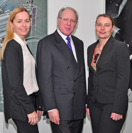 Dipl.-Betriebswirt (DH) Susanne Eberhardt (links) und Dipl.-Ing. (DH) Stefanie Reich (rechts), geschäftsführende Gesellschafterinnen Tox Pressotechnik. In der Mitte Firmengründer Eugen Rapp.