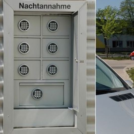 Das Tresorsystem ist mittels einer Wandüberbrückung von außen zugänglich.