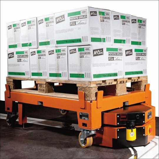 Fahrerloses Transportsystem „Carry Professional“ mit Logistikwagen. Fahrerloses Transportsystem „Carry Professional“ mit Logistikwagen.
