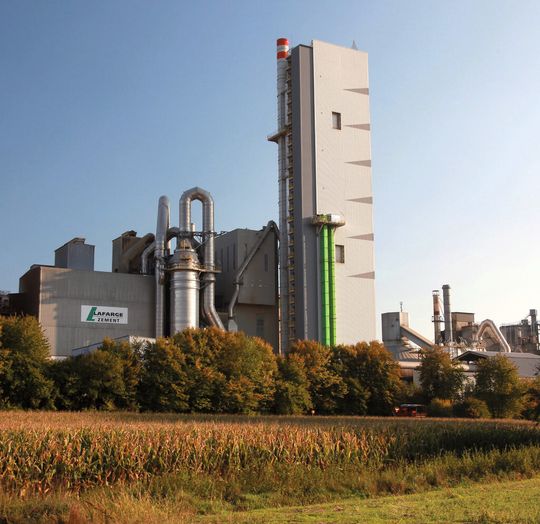 Weithin sichtbar: der Vorwärmerturm des Wössinger Zementwerks.