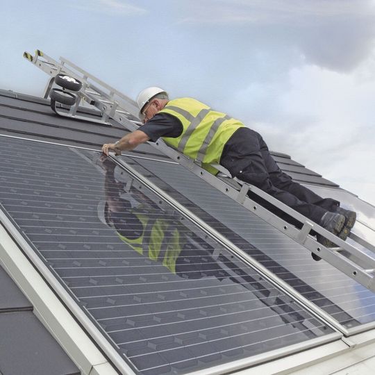 Solar Ladder ist eine mobile Aluminium-Leiterbrücke für alle Arbeiten rund um die Montage, Wartung und Pflege von Solarpaneelen auf Satteldächern. Solar Ladder ist eine mobile Aluminium-Leiterbrücke für alle Arbeiten rund um die Montage, Wartung und Pflege von Solarpaneelen auf Satteldächern.