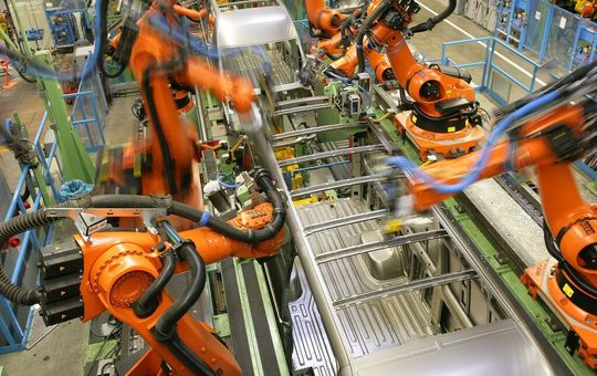 Die Automobilindustrie war 2012 ein wichtiger Auftraggeber: Anlage zum Montieren von Fahrzeugkarosserien. Die Automobilindustrie war 2012 ein wichtiger Auftraggeber: Anlage zum Montieren von Fahrzeugkarosserien.
