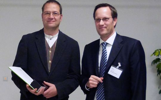 Zeugnisübergabe: Andreas Drath (links) mit Prof. Dr. Wolfgang Bohlen, Rektor der AKAD Hochschule Pinneberg. Zeugnisübergabe: Andreas Drath (links) mit Prof. Dr. Wolfgang Bohlen, Rektor der AKAD Hochschule Pinneberg.