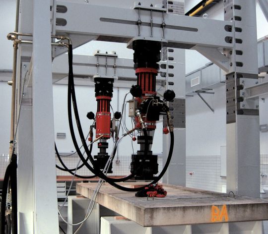 Prüfmaschine für Betonkonstruktionsteile im Brückenbau. Prüfmaschine für Betonkonstruktionsteile im Brückenbau.