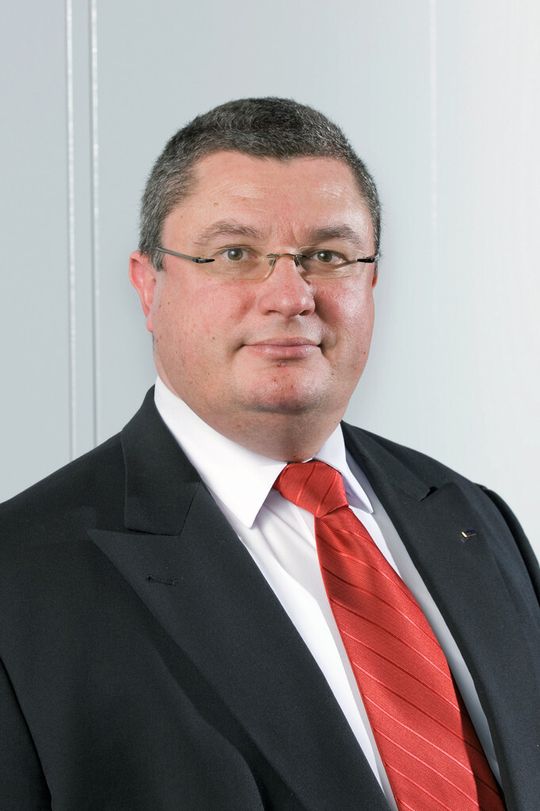 «Die P 90 WM zeichnet sich durch grosse Einsatzflexibilität sowie geringen Investitionsbedarf für die Werkzeuge aus» Dr. Claus Kobialka, Global Product Manager Hobbing and Shaping der Gleason Corporation in Ludwigsburg. «Die P 90 WM zeichnet sich durch grosse Einsatzflexibilität sowie geringen Investitionsbedarf für die Werkzeuge aus» Dr. Claus Kobialka, Global Product Manager Hobbing and Shaping der Gleason Corporation in Ludwigsburg.