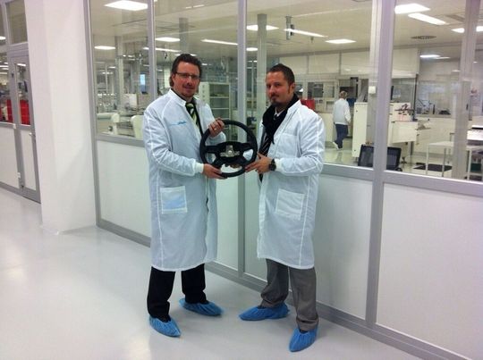 Jochen Würtele (li) und Deniz Güzelocak - gemeinsam am Steuer: „Wir arbeiten bereits seit anderthalb Jahren erfolgreich mit Metallux zusammen. Das Unternehmen hat die Entwicklung unserer Technologie von Anfang an professionell unterstützt. Die Kompetenz der Mitarbeiter im Sensorbereich hat uns absolut überzeugt. Jetzt werden wir gemeinsam das System zur Marktreife weiter entwickeln“, so Deniz Güzelocak, CEO der Munich Technology Group.