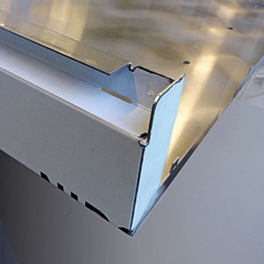 Nicht nur automatisiert, sondern auch mit passgenauen Kanten: Convotherm hat mit dem neuen RAS-Biegezentrum die Produktionszeit um etwa 75 % gesenkt. Nicht nur automatisiert, sondern auch mit passgenauen Kanten: Convotherm hat mit dem neuen RAS-Biegezentrum die Produktionszeit um etwa 75 % gesenkt.