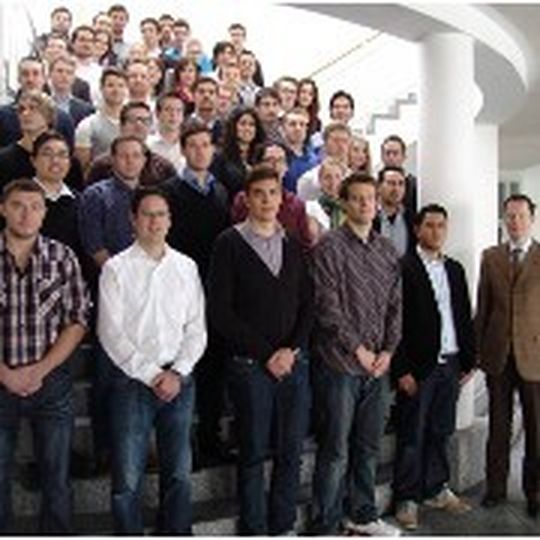 Prof. Dr. Carsten Röh (re.) mit den beteiligten Studierenden der Hochschule Landshut.