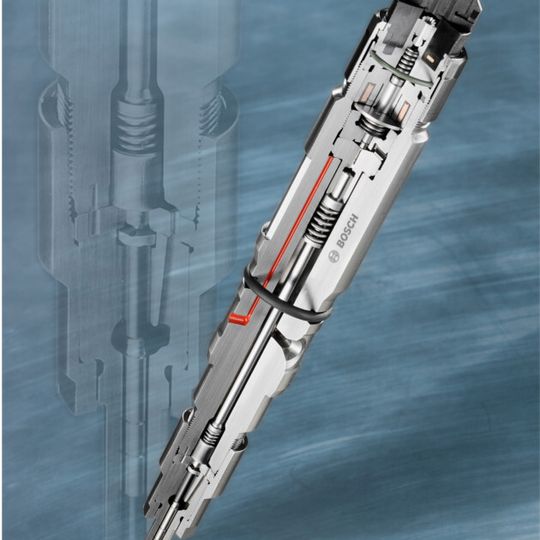 Die Common-Rail-Injektoren spritzen den Kraftstoff unter hohem Druck dosiert und fein zerstäubt in die Zylinder der Nutzfahrzeugmotoren ein. Die Common-Rail-Injektoren spritzen den Kraftstoff unter hohem Druck dosiert und fein zerstäubt in die Zylinder der Nutzfahrzeugmotoren ein.