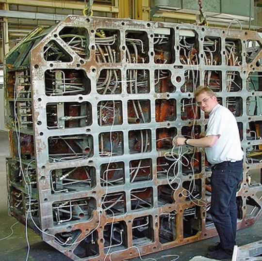 Zur kontinuierlichen Fließfront- und Aushärtungskontrolle wurden Ultraschallsensoren in das RTM-Werkzeug der Fritzmeier Composite GmbH & Co. KG, Bruckmühl, eingebaut. Zur kontinuierlichen Fließfront- und Aushärtungskontrolle wurden Ultraschallsensoren in das RTM-Werkzeug der Fritzmeier Composite GmbH & Co. KG, Bruckmühl, eingebaut.