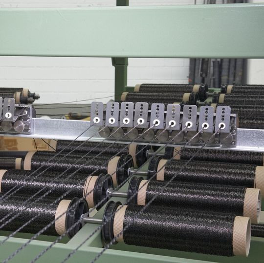 Die Herstellung gewebter Halbzeuge zur Bauteilverstärkung profitiert von der zunehmenden Vielfalt entsprechender Garne am Markt. Inzwischen werden damit dreidimensionale Verstärkungstextilien gewebt.