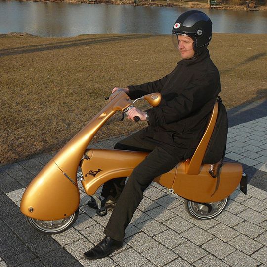 Ein funktionstüchtiger Prototyp des elektrischen Faltrollers MOVEO ist bereits auf Ungarns Straßen unterwegs Ein funktionstüchtiger Prototyp des elektrischen Faltrollers MOVEO ist bereits auf Ungarns Straßen unterwegs