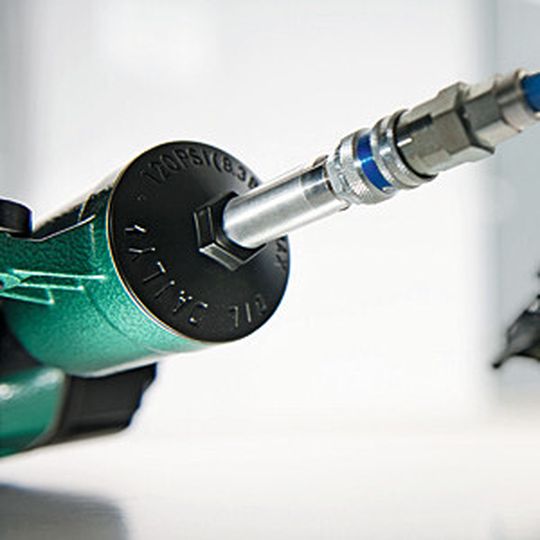 Bild 1: Inline-Druckregler an einer Nagelmaschine: Er sorgt für einen konstanten Arbeitsdruck. Das spart Energie und erhöht die Lebensdauer der Maschine. Bild 1: Inline-Druckregler an einer Nagelmaschine: Er sorgt für einen konstanten Arbeitsdruck. Das spart Energie und erhöht die Lebensdauer der Maschine.