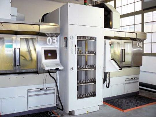 Auf dieser Doppelmaschine wird ausschliesslich die Hartbearbeitung über Schleifen mit Kühlmittel durchgeführt. Auf dieser Doppelmaschine wird ausschliesslich die Hartbearbeitung über Schleifen mit Kühlmittel durchgeführt.