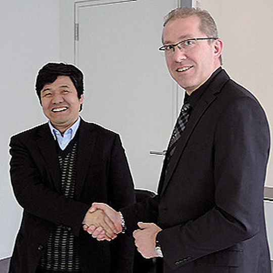 Die beiden Geschäftsführer Rainer Degen (r.) und Liu Zhong besiegeln ihre neue Partnerschaft. Die beiden Geschäftsführer Rainer Degen (r.) und Liu Zhong besiegeln ihre neue Partnerschaft.