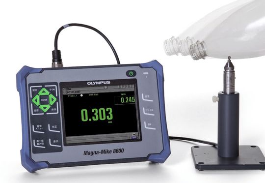 Der tragbare Dickenmesser MagnaMike 8600 bestimmt mittels einer einfachen magnetischen Methode zuverlässig die Dicke nicht-ferritischer Werkstoffe. Der tragbare Dickenmesser MagnaMike 8600 bestimmt mittels einer einfachen magnetischen Methode zuverlässig die Dicke nicht-ferritischer Werkstoffe.