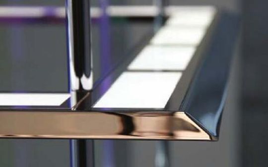 In jedem der verchromten Rahmen sind 16 rechteckige OLED-Panels verbaut