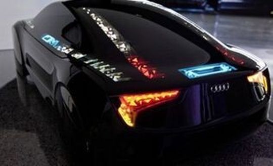 Hundert dreieckige OLEDs zeichnen die äußere Form des Autos nach. Fraglich ist hier allerdings der Sicherheitsaspekt.