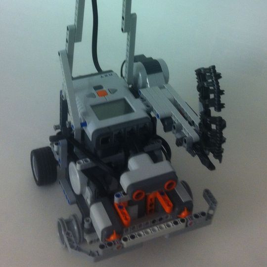 Unser Roboter ist ein kleines Polizeiauto, das mit 2 Fahrmotoren sowie einer Pistole ausgerüstet ist. Zur Orientierung kommen ein Kompasssensor, zwei Kollisionssensoren sowie ein Lichtsensor zum Einsatz. Unser Roboter ist ein kleines Polizeiauto, das mit 2 Fahrmotoren sowie einer Pistole ausgerüstet ist. Zur Orientierung kommen ein Kompasssensor, zwei Kollisionssensoren sowie ein Lichtsensor zum Einsatz.