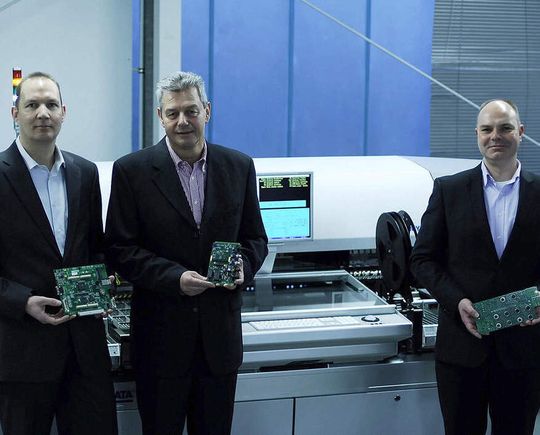 Von langer Hand hat der bisherige Geschäftsführer Dietmar Walther (Mitte) die Nachfolgeregelung bei Montronic geplant: Thorsten Föcking (links) und Alexander Gockel (rechts) werden das Unternehmen in Zukunft leiten.